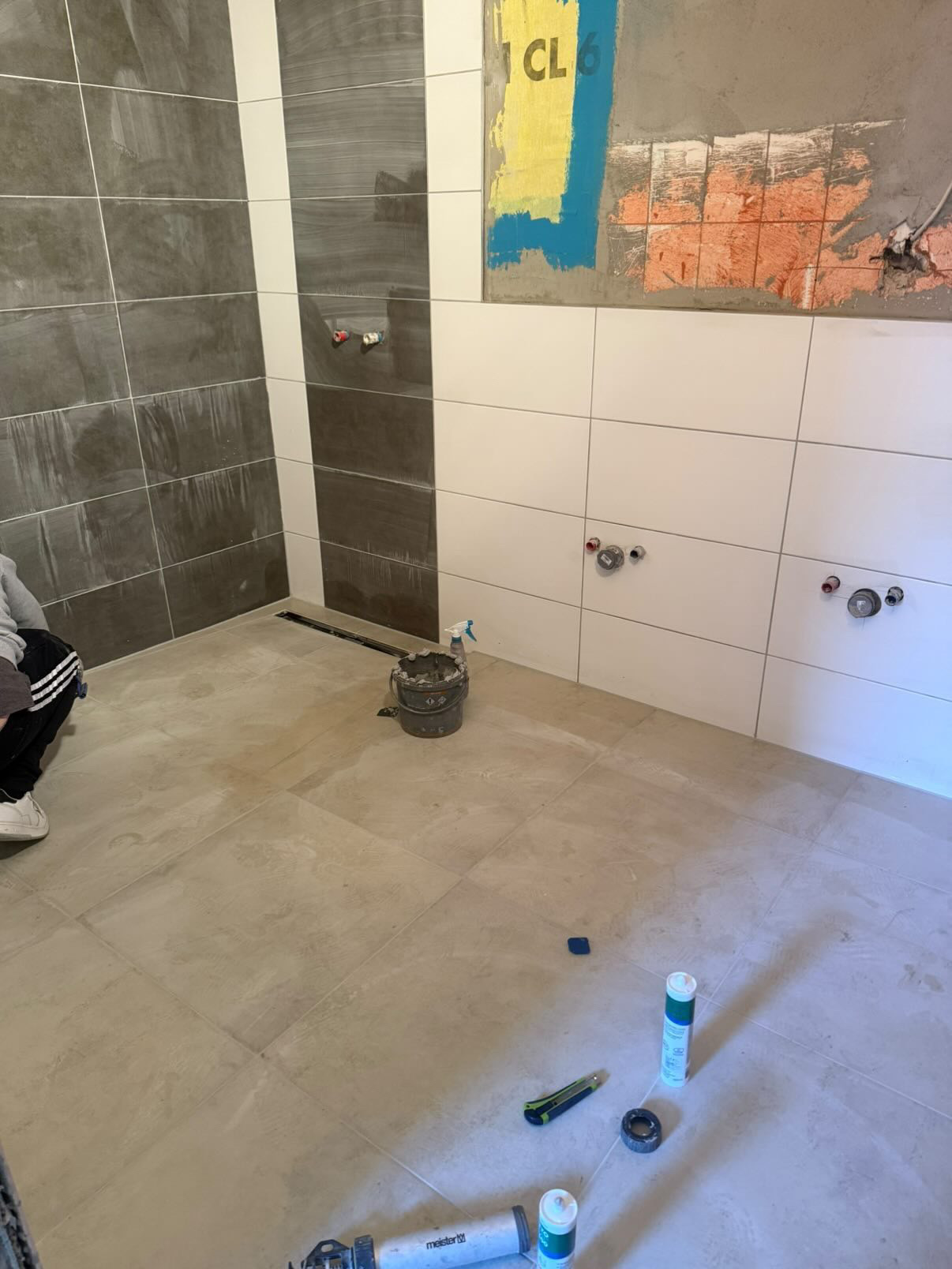 Badezimmer während der Bauphase – Fliesenarbeiten Castro Bau